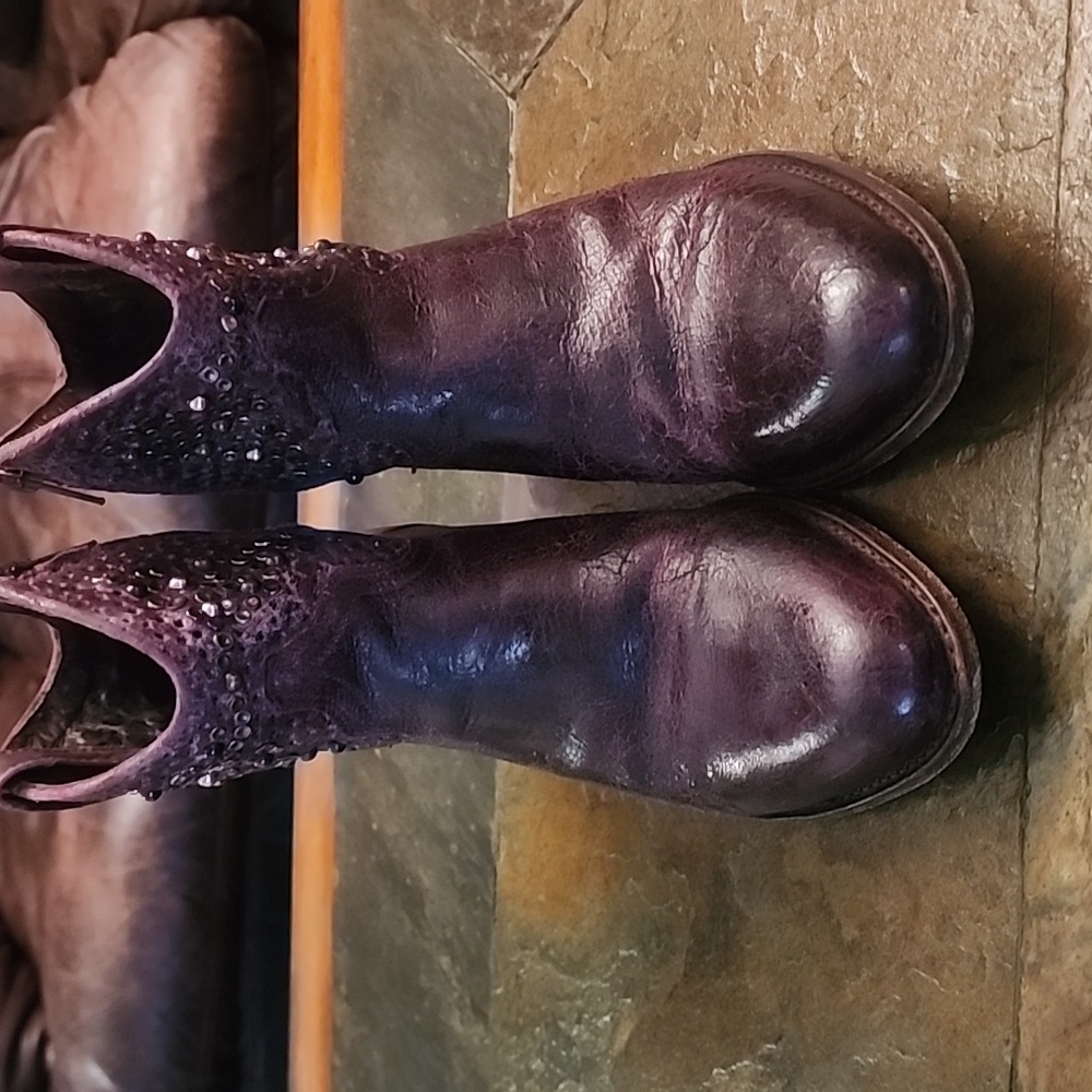 FRYE Distressed Leather Deborah Studded Ankle Boots. Size: 7 - Picture 3 of 12